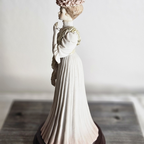 Vintage Arnart Pucci Victorian Woman With Glasses& Boa Figurine. - Picture 7 of 13